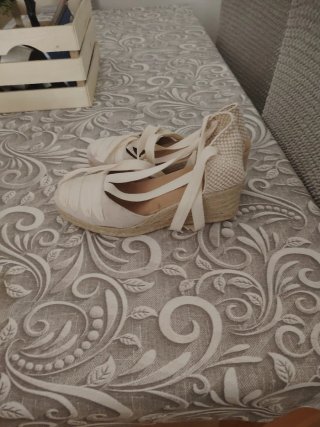 Sandalias de cuña beige