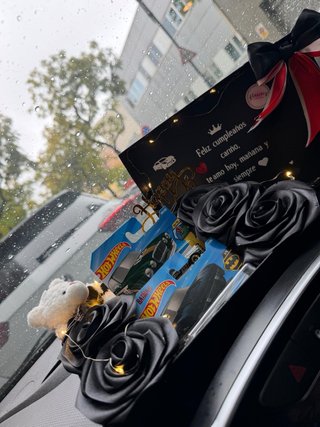 Caja de Regalo con Rosas y Hot Wheels