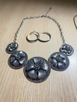 Conjunto de Collar y Pendientes Florales