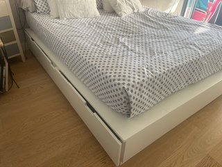 Cama Ikea con cajones y colchón.