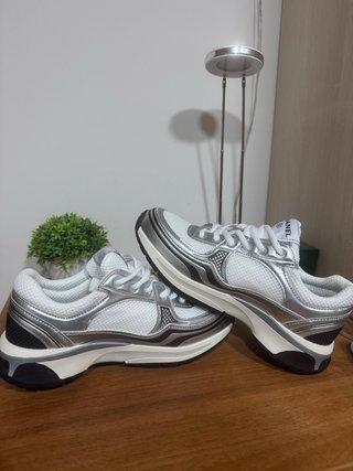 Zapatillas Deportivas Blancas y Plateadas