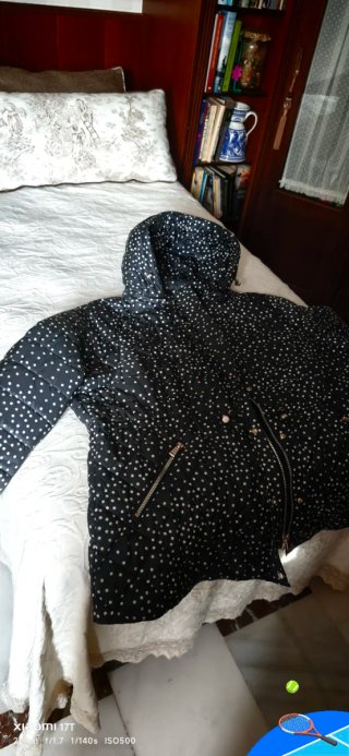 Anorak corto con capucha y estampado