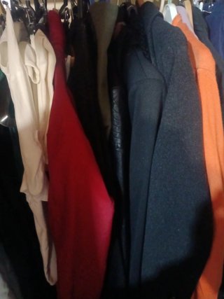 Lote de ropa variada para hombre y mujer
