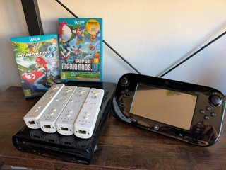 Nintendo Wii U con 4 Mandos y 2 Juegos