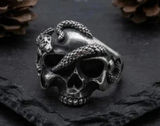Anillo de acero calavera y serpiente