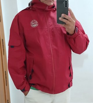 Chaqueta Roja con Capucha
