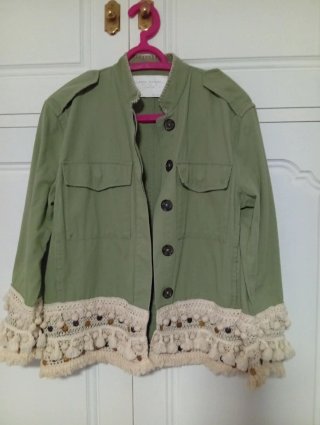 Chaqueta Verde con Detalle de Encaje