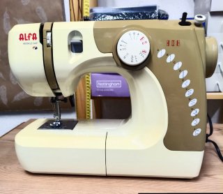 Máquina de coser Alfa Modelo 649