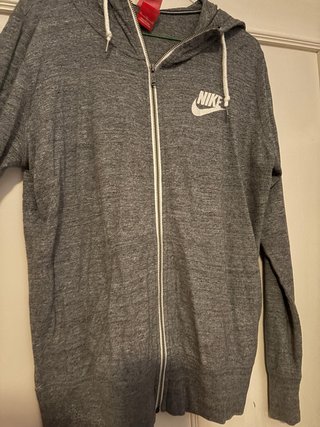 Chaqueta con capucha Nike gris