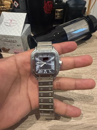 Reloj de pulsera plateado con esfera negra