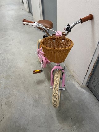 Bicicletta da bambina rosa con cestino