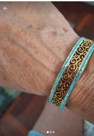 Pulsera rígida dorada con detalles turquesa