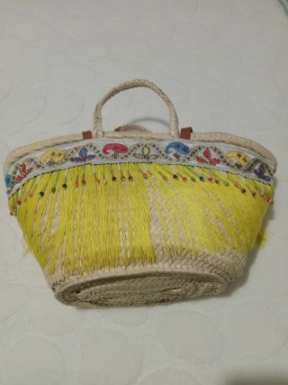 Capazo de mimbre con flecos amarillos