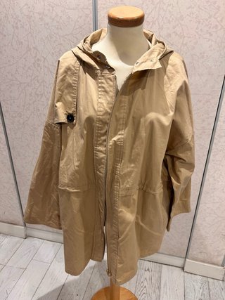 Chaqueta con capucha beige