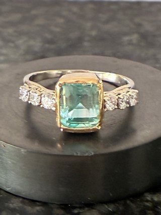 Anillo de Oro 18k con Berilo y Diamantes