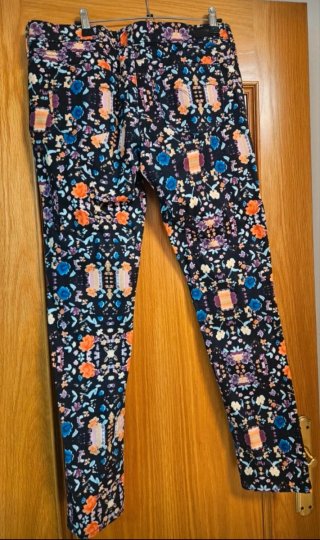 Pantalón vaquero Levi's negro con flores