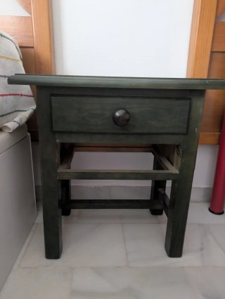 Mesita de noche de madera verde