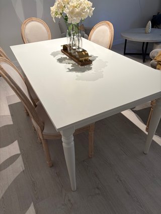 Mesa de comedor blanca