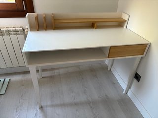 Mesa escritorio blanca y madera
