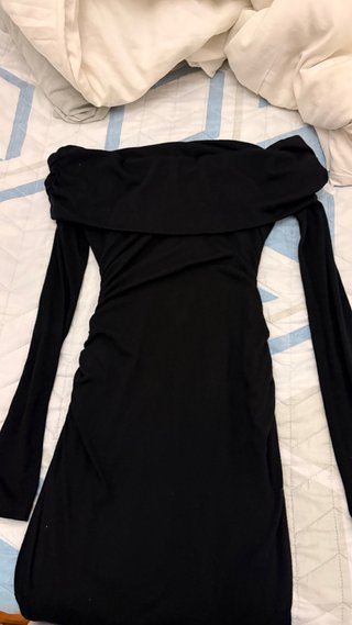 Vestido negro hombros descubiertos y manga larga