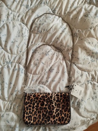 Bolso mini leopardo y tachas Bershka