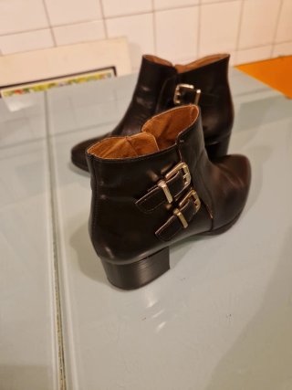 Botines de cuero negros con hebillas