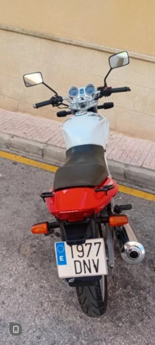 Moto Honda Naked Blanca y Roja