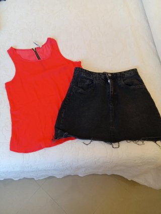 Conjunto de falda negra y top rojo