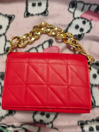 Bolso Rojo con Cadena Dorada