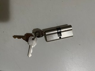 Bombín de puerta con llaves