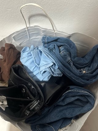 Bolsa con ropa variada de mujer