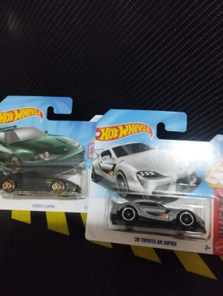 2 Coches Hot Wheels Toyota Supra