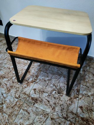 Mesa auxiliar con revistero