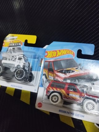 2 Coches Hot Wheels: Mazda y Nissan