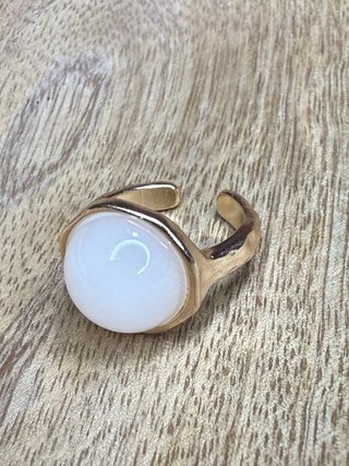 Anillo Dorado con Piedra Blanca