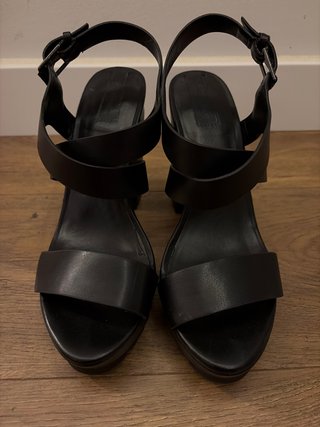 Sandalias de tacón Stradivarius negras