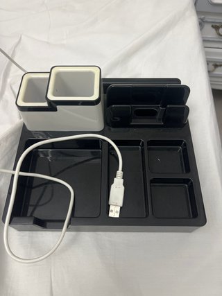 Organizador de escritorio con carga USB