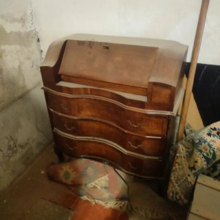 Cómoda con escritorio de madera