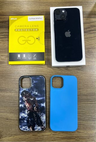 iPhone 14 con fundas y protector de cámara