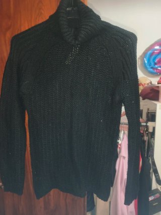 Jersey de punto negro con cuello vuelto