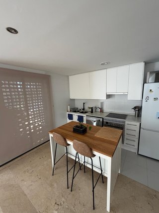 Isla de cocina Ikea Tornviken y 2 taburetes