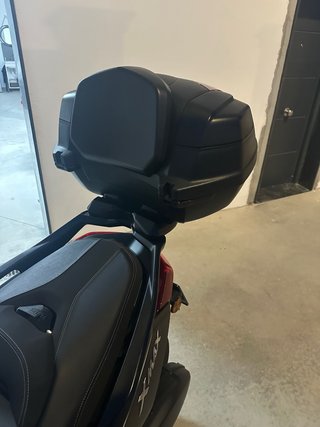Soportes y Baúl Original Yamaha para 2 Cascos