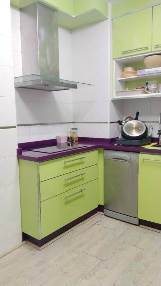 Muebles de cocina verde y morado