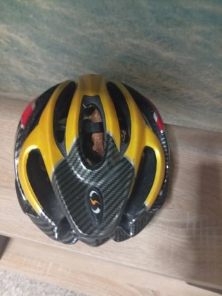 Casco da bici giallo e nero