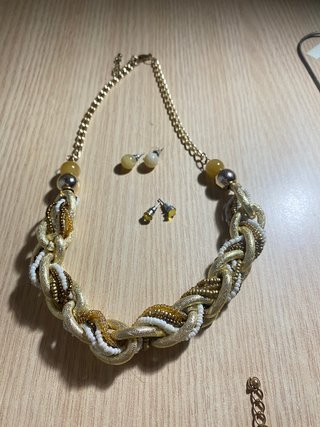Conjunto de collar y pendientes