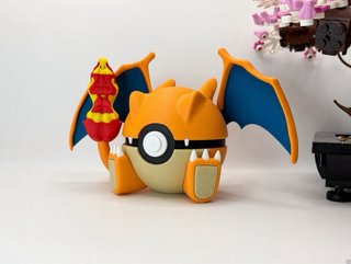 Figura Pokeball Charizard