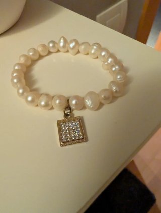Pulsera de perlas con colgante