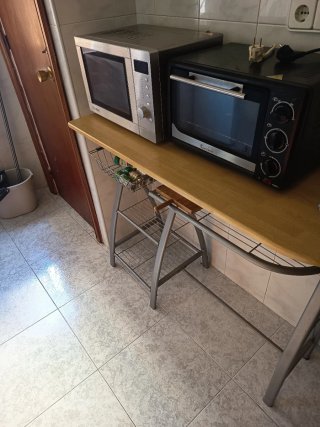 Mesa de cocina con dos sillas+horno y microondas