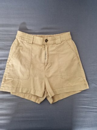 Pantalón corto beige tiro alto