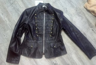 Chaqueta de cuero estilo militar negra